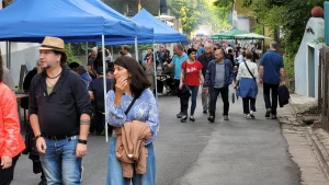 Buntes treiben auf der Straße