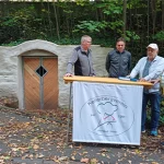 Dokumentenübergabe vor alter Kegelbahn