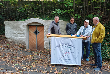 Dokumentenübergabe vor alter Kegelbahn