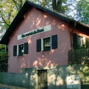 Neu Hier wackelt die Wand